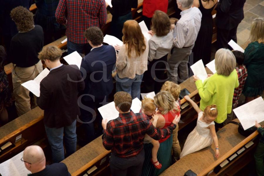Family Singing   Pews